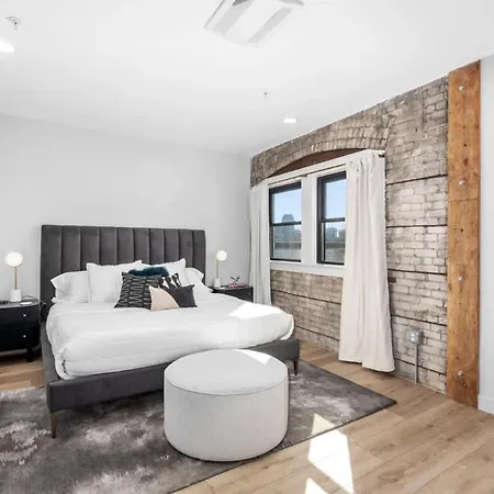 3 Private King Suites - Downtown Gr - The Bluejay